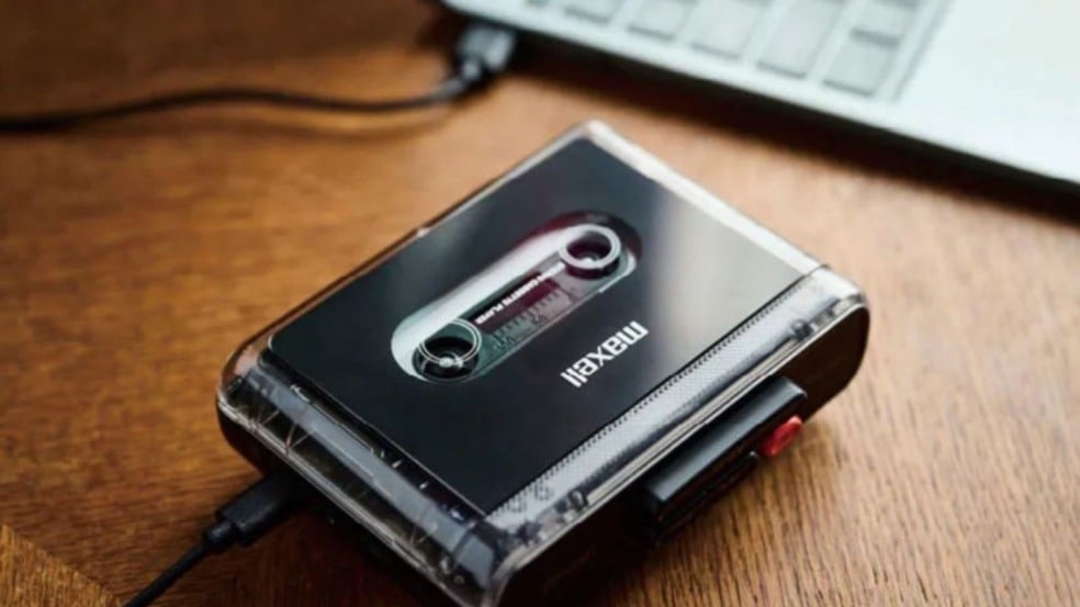 Inspirado nos modelos antigos do Walkman, o MXCP-P100 permite ouvir músicas com fones de ouvido com fio ou via Bluetooth. (Foto: Divulgação)