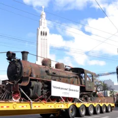 Em grande operação, locomotiva histórica é instalada na Estação Férrea. Foto: Ícaro de Campos/Divulgação.