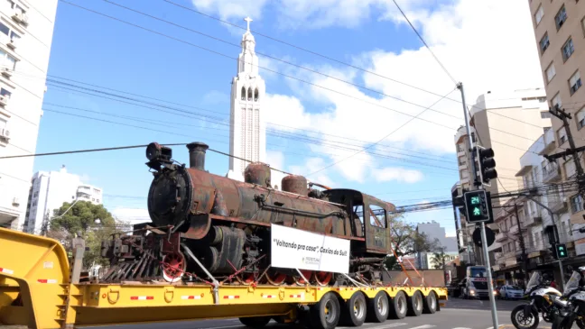 Em grande operação, locomotiva histórica é instalada na Estação Férrea. Foto: Ícaro de Campos/Divulgação.