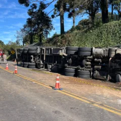 Acidente com carreta deixa pessoa morta e feridos na ERS-122, em Ipê. Foto: Bombeiros Voluntários de Antônio Prado/Divulgação.