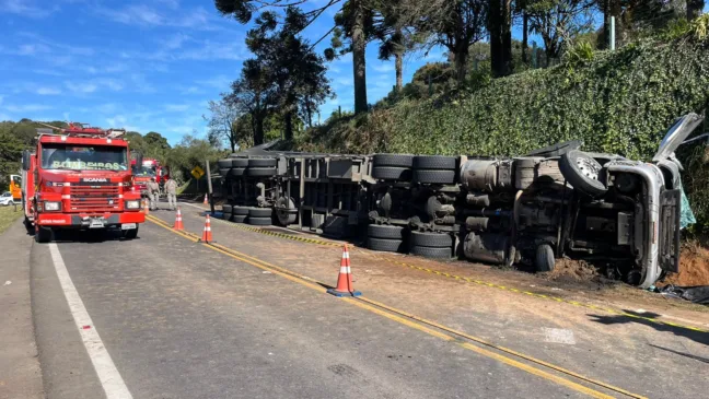 Acidente com carreta deixa pessoa morta e feridos na ERS-122, em Ipê. Foto: Bombeiros Voluntários de Antônio Prado/Divulgação.