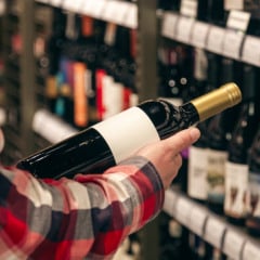 Comércio de vinhos, espumantes e cigarros sem procedência no RS deverá ser punido. Foto: Reprodução Freepik.