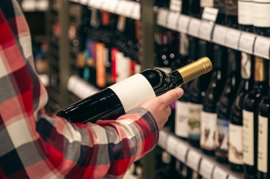 Comércio de vinhos, espumantes e cigarros sem procedência no RS deverá ser punido. Foto: Reprodução Freepik.
