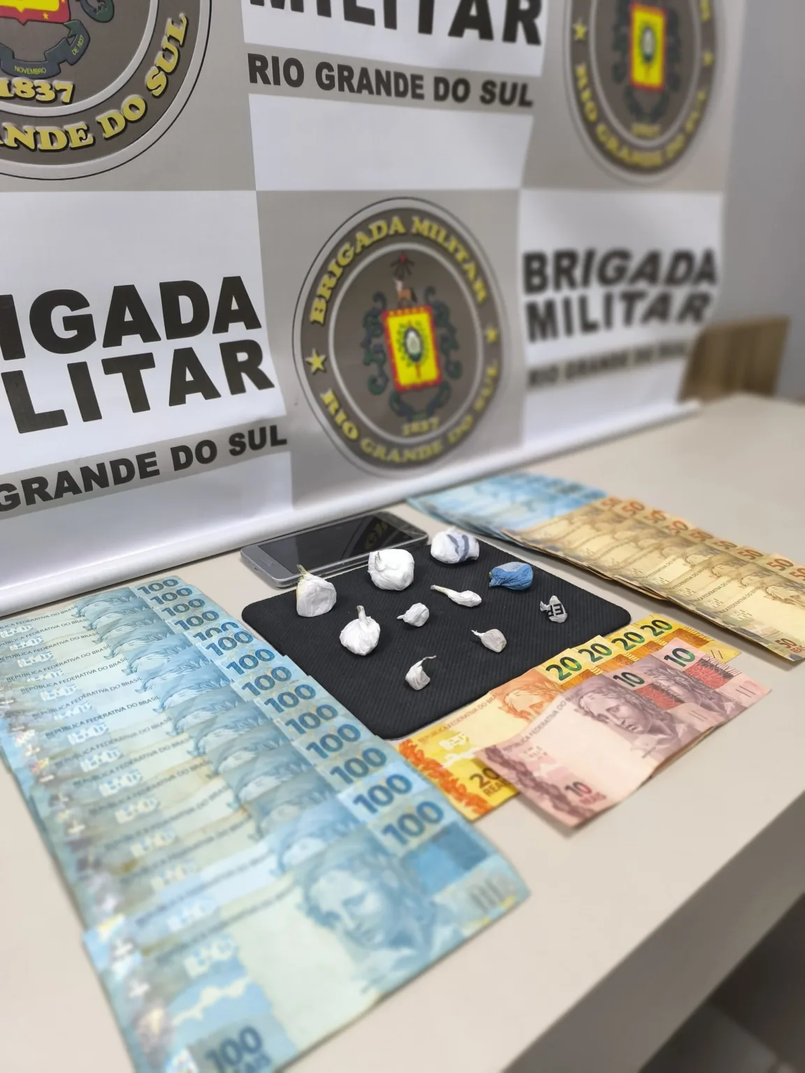 Casal de paraguaios é preso por tráfico de drogas em Serafina Corrêa. Foto: 3º RPMon/Divulgação. Casal de paraguaios é preso por tráfico de drogas em Serafina Corrêa. Foto: 3º RPMon/Divulgação.