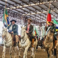 Centelhas do fogo simbólico agora viajam em cavalgadas para todos os municípios gaúchos. (Foto: Vitor Rosa/Secom)