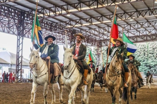 Centelhas do fogo simbólico agora viajam em cavalgadas para todos os municípios gaúchos. (Foto: Vitor Rosa/Secom)