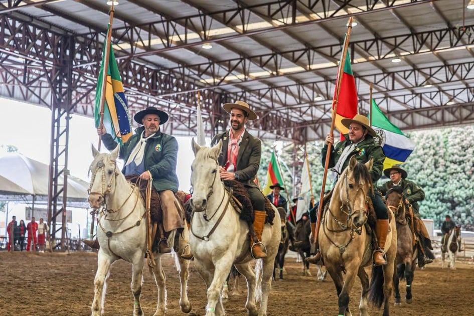 Centelhas do fogo simbólico agora viajam em cavalgadas para todos os municípios gaúchos. (Foto: Vitor Rosa/Secom)