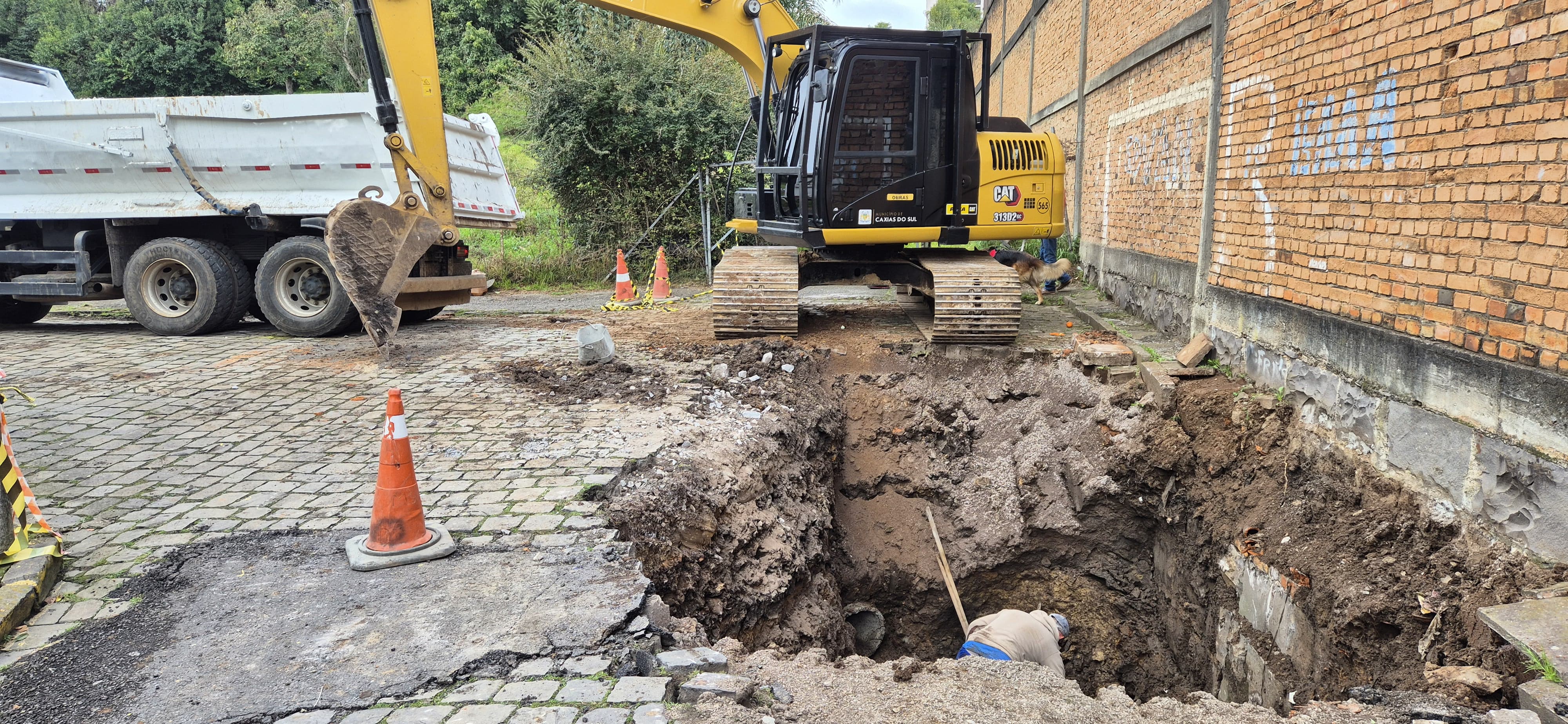 Obra de manutenção em galeria pluvial bloqueia trecho de vias no bairro Pio X. Foto: Ederson de Oliveira/Divulgação.