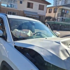 Acidente na Pio XII: Jeep Compass colide em muro após manobra em Caxias do Sul