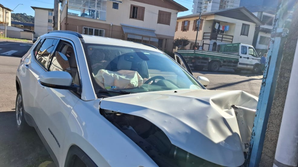 Acidente na Pio XII: Jeep Compass colide em muro após manobra em Caxias do Sul