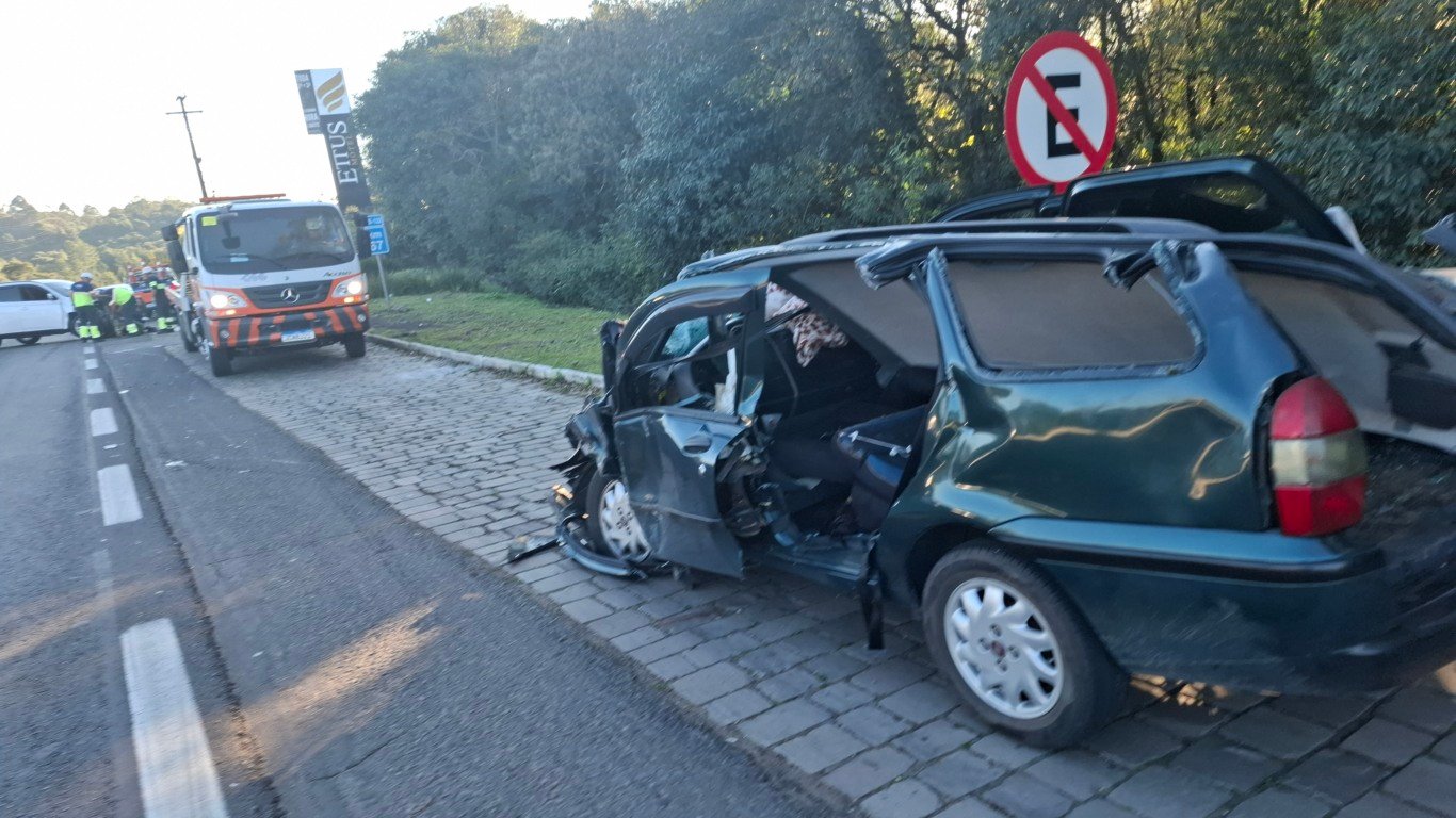 Grave colisão na ERS-122 deixa quatro feridos em Caxias do Sul