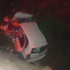 Toyota Etios saiu da pista e colidiu com barranco.