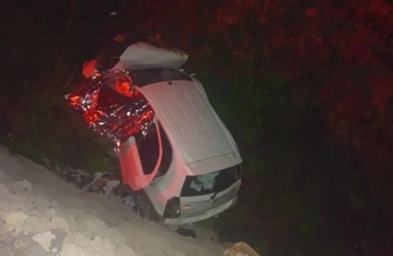 Toyota Etios saiu da pista e colidiu com barranco.