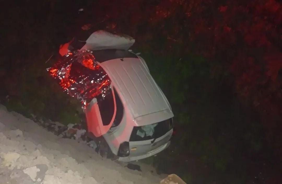 Toyota Etios saiu da pista e colidiu com barranco.