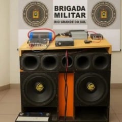 No local, os policiais apreenderam uma caixa de som automotivo, dois módulos, um rádio Pioneer e uma fonte de alimentação. (Foto: BM)