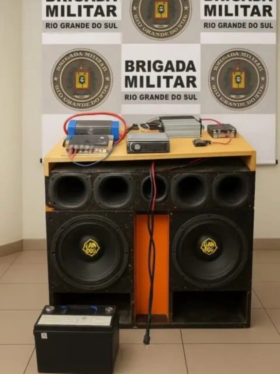 No local, os policiais apreenderam uma caixa de som automotivo, dois módulos, um rádio Pioneer e uma fonte de alimentação. (Foto: BM)