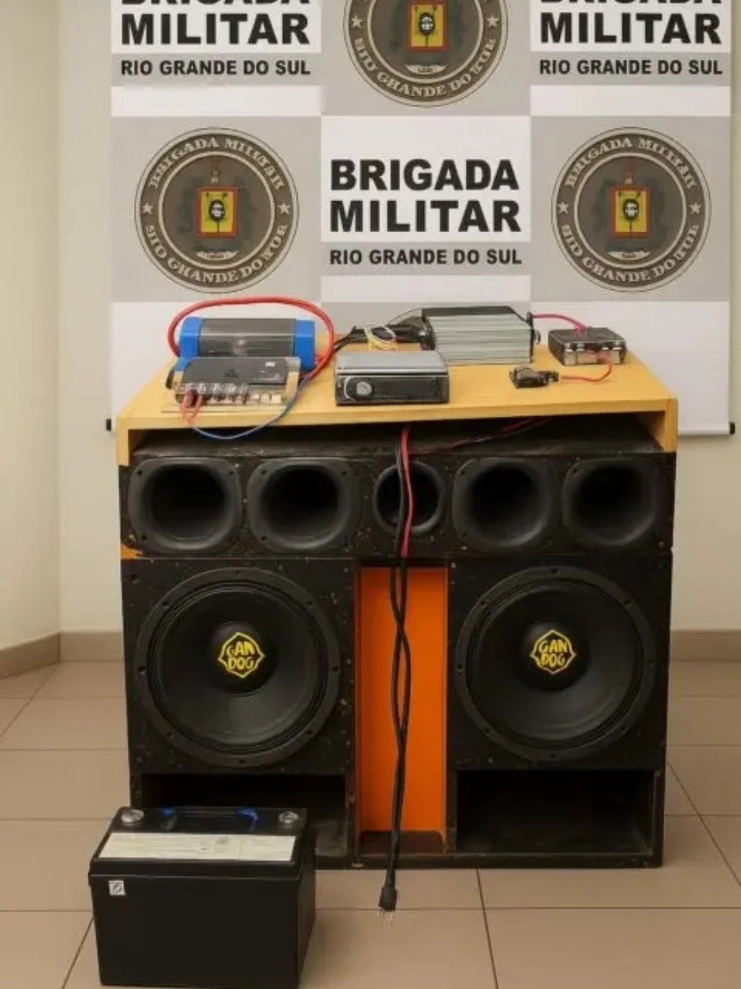 No local, os policiais apreenderam uma caixa de som automotivo, dois módulos, um rádio Pioneer e uma fonte de alimentação. (Foto: BM)