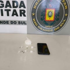 Uma mulher, acabou presa com porções de cocaína. (Foto: 4º Pelotão da Brigada Militar)