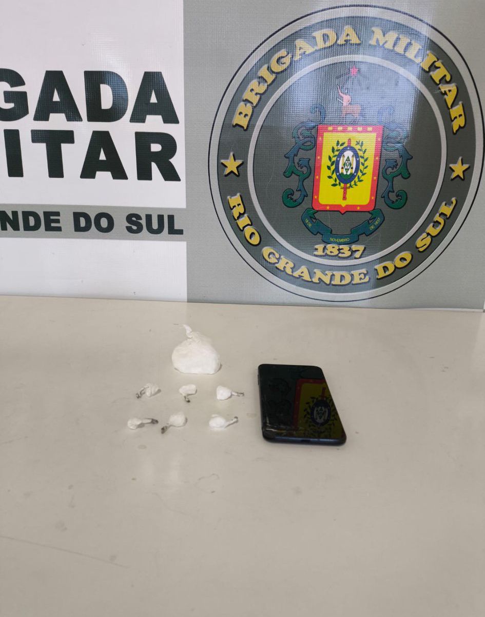 Uma mulher, acabou presa com porções de cocaína. (Foto: 4º Pelotão da Brigada Militar)