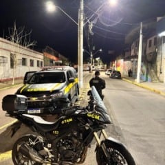 As abordagens ocorreram após uma motocicleta e um automóvel desobedecerem a uma ordem de parada. (Foto: SMSEG)