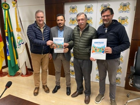 Prefeito Adiló recebe Carta da Conferência Municipal da Habitação. Foto: Vitória Bordin/Divulgação.