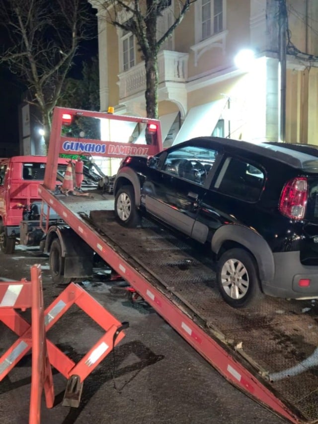 Fiscalização em Caxias do Sul recolhe carro com R$ 13,5 mil em multas