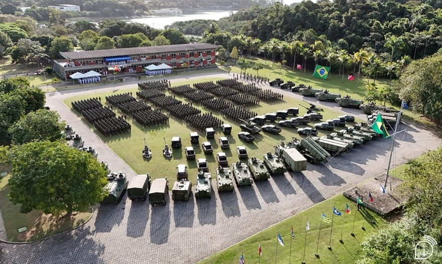 Cerca de 1.600 Fuzileiros Navais e aproximadamente 60 viaturas partiram do Rio de Janeiro para cumprir as duas missões. (Foto: MB)