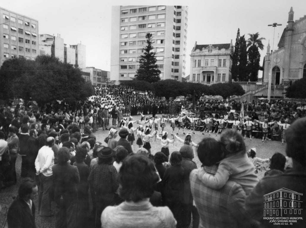 Apresentação de danças durante as atividades da Artelândia, na Praça Rui Barbosa, atual Praça Dante Alighieri, realizada em 02 de junho de 1974,integrando as comemorações da Semana de Caxias. Autoria: Não identificada

Cortesia Arquivo Histórico Municipal João Spadari Adami
