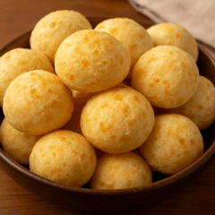 Receita de pão de queijo mineiro fácil e delicioso, crocante por fora e macio por dentro. Perfeito para qualquer ocasião!