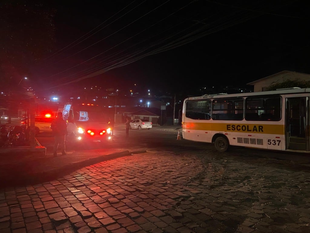 Mulher é atropelada por micro-ônibus escolar no bairro Esplanada, em Caxias do Sul