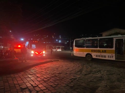 Mulher é atropelada por micro-ônibus escolar no bairro Esplanada, em Caxias do Sul