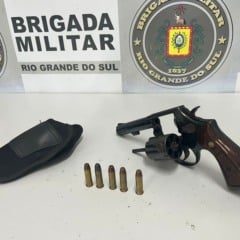 Homem é preso com revólver após agredir mulher com chutes e socos em Flores da Cunha