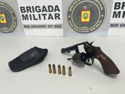 Homem é preso com revólver após agredir mulher com chutes e socos em Flores da Cunha