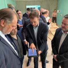 Dirigentes do Hospital São Paulo mostram planta da obra ao Presidente Alberto
Créditos: Eduardo Nichele/DICOM-TJRS