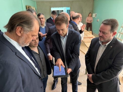 Dirigentes do Hospital São Paulo mostram planta da obra ao Presidente Alberto
Créditos: Eduardo Nichele/DICOM-TJRS