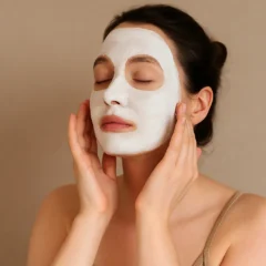 Máscara facial com argila branca acalma a pele e reduz vermelhidão