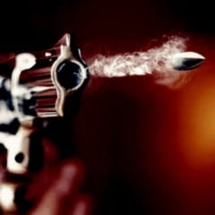 Homens encapuzados desembarcaram de um veículo e efetuaram diversos disparos de arma de fogo contra a vítima. (Foto: Ilustrativa)