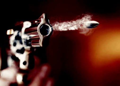 Homens encapuzados desembarcaram de um veículo e efetuaram diversos disparos de arma de fogo contra a vítima. (Foto: Ilustrativa)