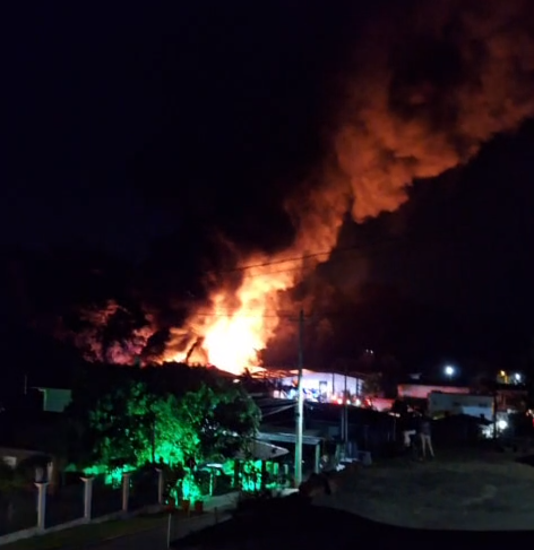 Vídeo: incêndio atinge fábrica de plásticos em Bom Princípio