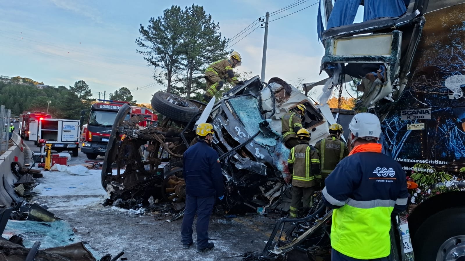 Colisão frontal entre ônibus e carreta deixa dois mortos na ERS-122, em Caxias do Sul. Foto: Robinho/Grupo RSCOM.