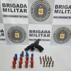 A Brigada Militar, por meio do 4º BPChq, realizou a prisão de um indivíduo por porte ilegal de arma de fogo em Caxias do Sul. Foto: 4º BPChq/Divulgação.