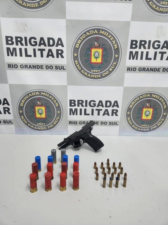 A Brigada Militar, por meio do 4º BPChq, realizou a prisão de um indivíduo por porte ilegal de arma de fogo em Caxias do Sul. Foto: 4º BPChq/Divulgação.