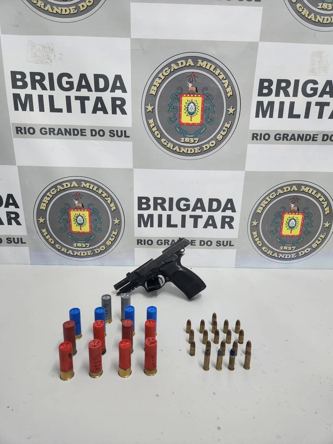A Brigada Militar, por meio do 4º BPChq, realizou a prisão de um indivíduo por porte ilegal de arma de fogo em Caxias do Sul. Foto: 4º BPChq/Divulgação.