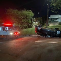 Acidente provoca capotamento e deixa ferido em Caxias do Sul. Foto: Yago de Boni/Grupo RSCOM.