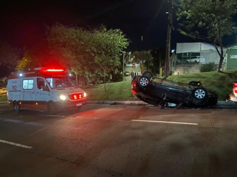 Acidente provoca capotamento e deixa ferido em Caxias do Sul. Foto: Yago de Boni/Grupo RSCOM.