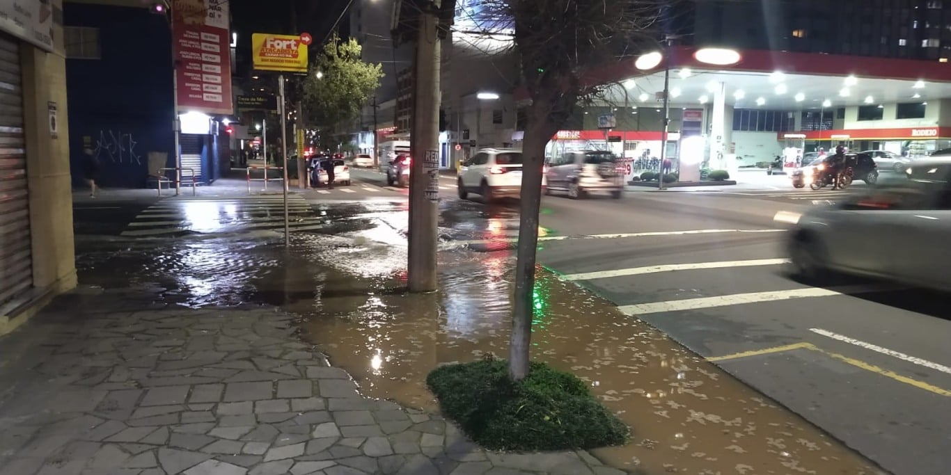 Rompimento de adutora afeta abastecimento de água em Caxias do Sul . Foto: Especial Leouve.
