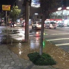 Rompimento de adutora afeta abastecimento de água em Caxias do Sul . Foto: Especial Leouve.