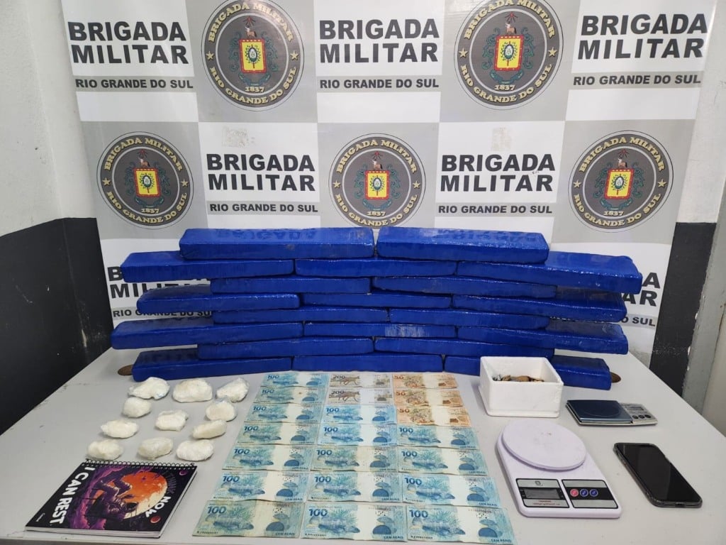 Foram apreendidos: 20 quilos de maconha, 400 gramas de cocaína, dinheiro, duas balanças de precisão e um celular. (Foto: 12º Batalhão de Polícia Militar) Foram apreendidos: 20 quilos de maconha, 400 gramas de cocaína, dinheiro, duas balanças de precisão e um celular. (Foto: 12º Batalhão de Polícia Militar)