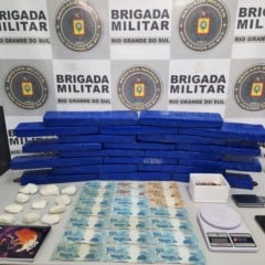 Foram apreendidos: 20 quilos de maconha, 400 gramas de cocaína, dinheiro, duas balanças de precisão e um celular. (Foto: 12º Batalhão de Polícia Militar)