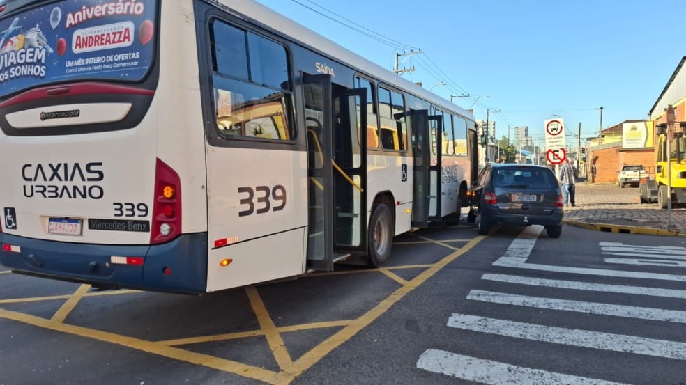 colisão acidente carro onibus
